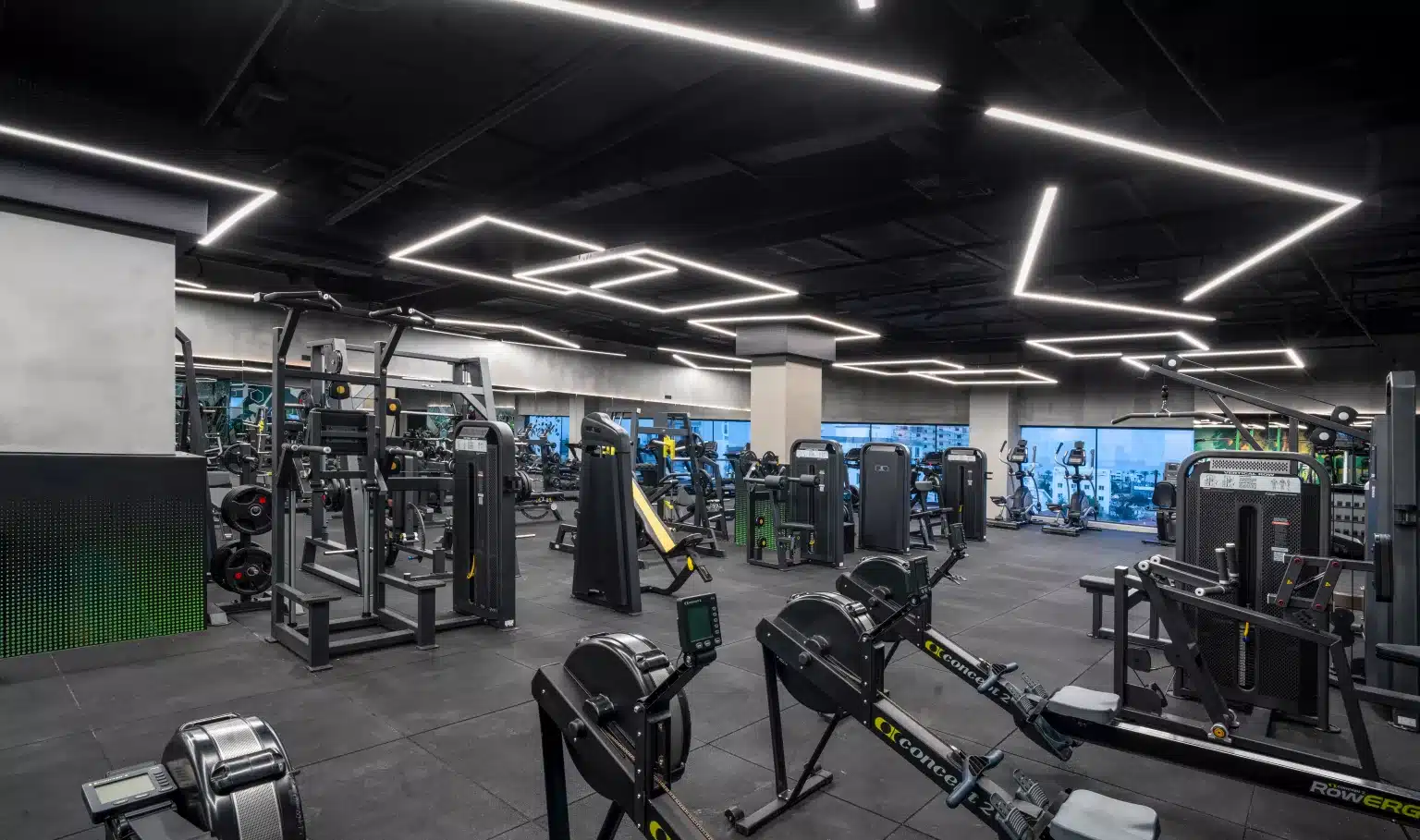 Fitnessstudio mit Kraftgeräten und geometrischer Deckenbeleuchtung im Grand Sapphire