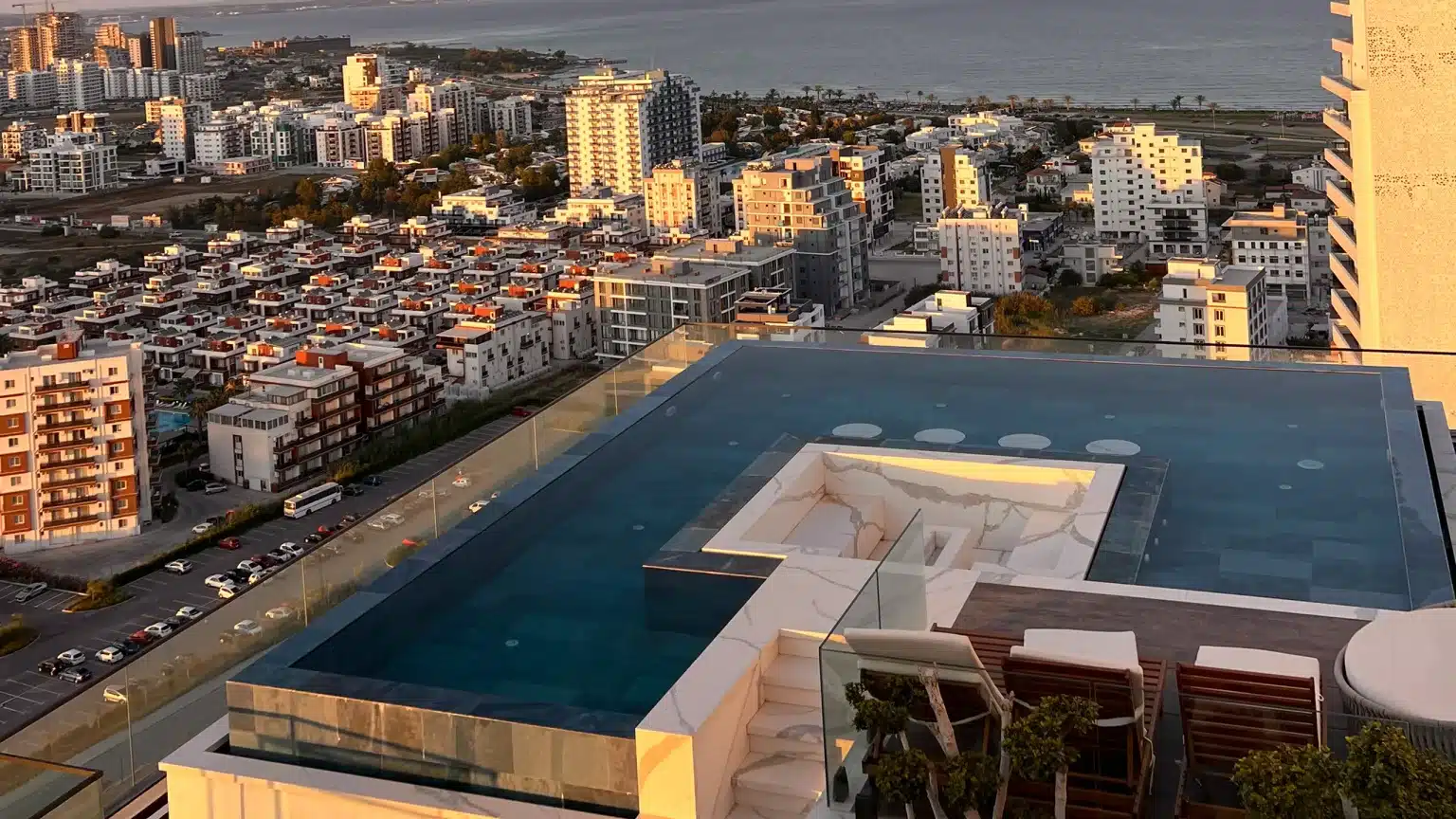 Dachpool mit Glasbrüstung und Blick über die Wohngebäude am Long Beach
