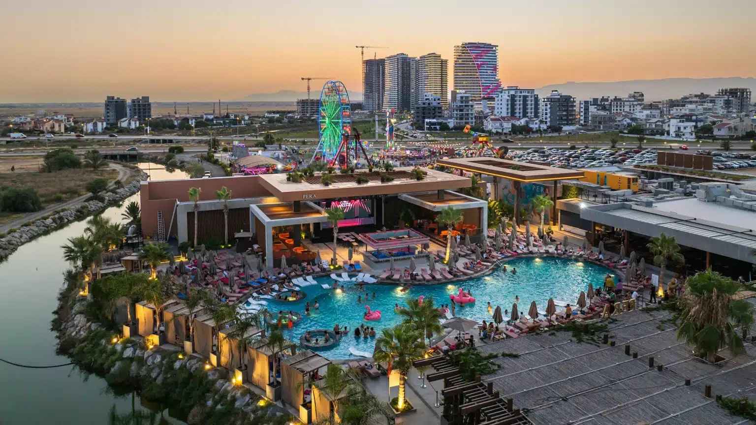 Wohnanlagen und beleuchtete Poollandschaft am Long Beach im Abendlicht