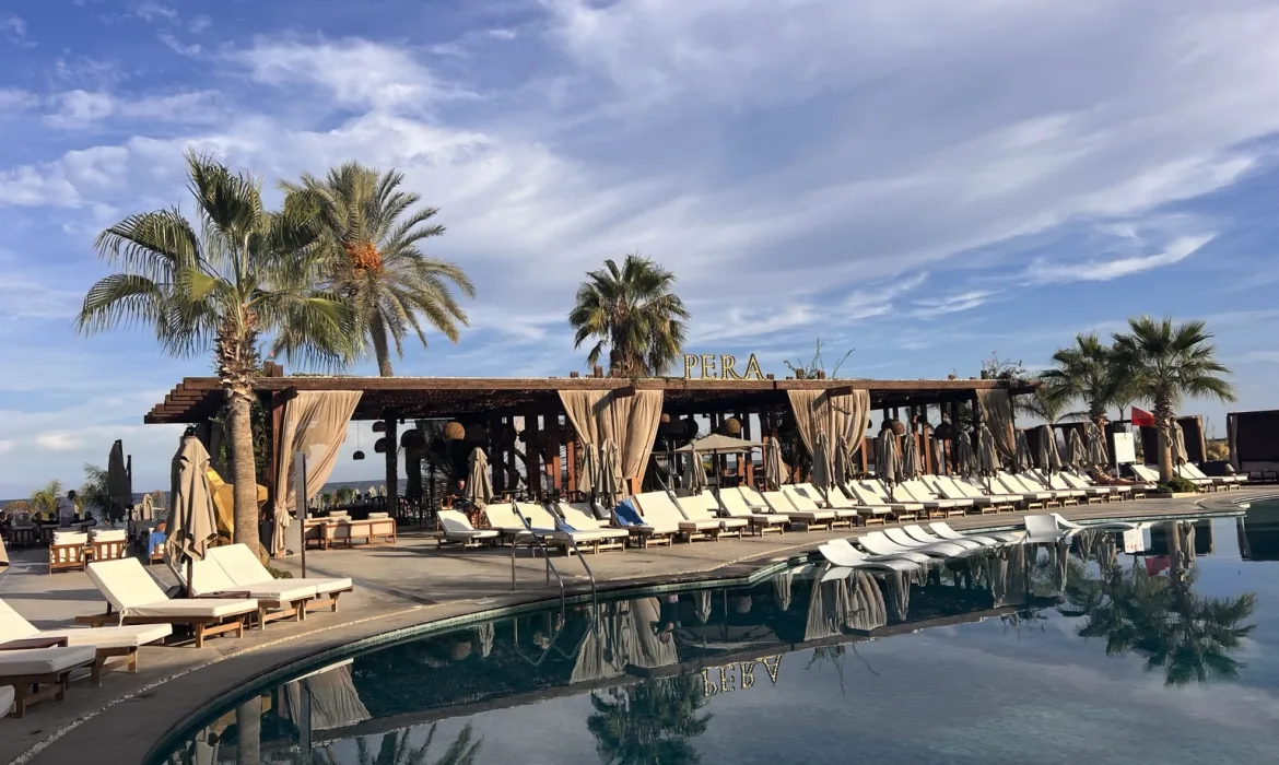 Poollandschaft mit Palmen im Pera Beach Club am Long Beach in Nordzypern