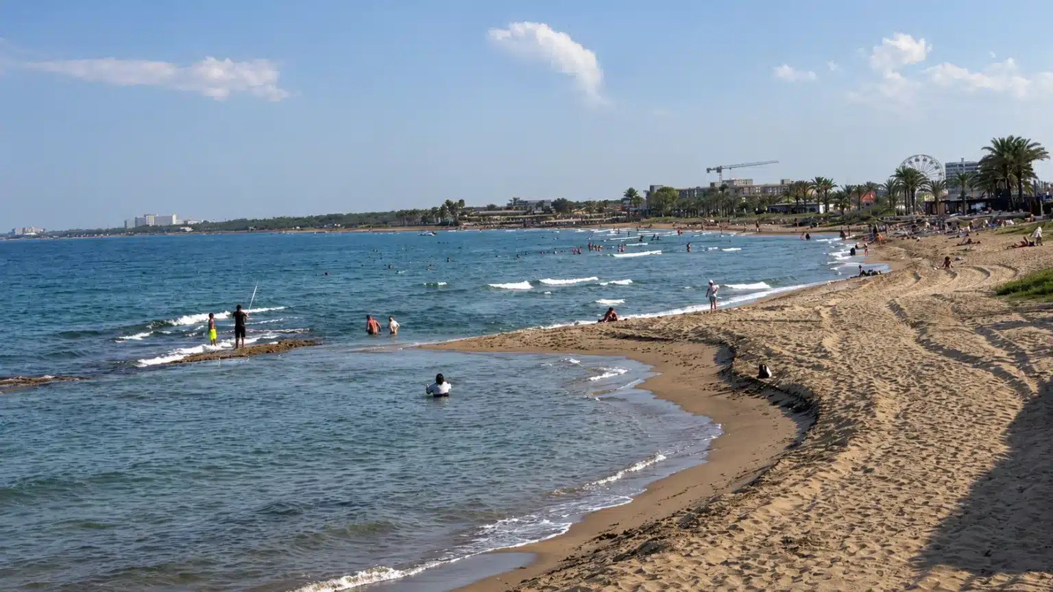 Sandstrand am Long Beach bei İskele mit Badenden und blauem Mittelmeer
