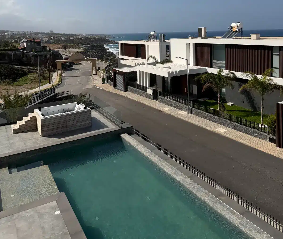 Blick über den privaten Pool und die Terrasse einer Villa in Esentepe auf das Mittelmeer