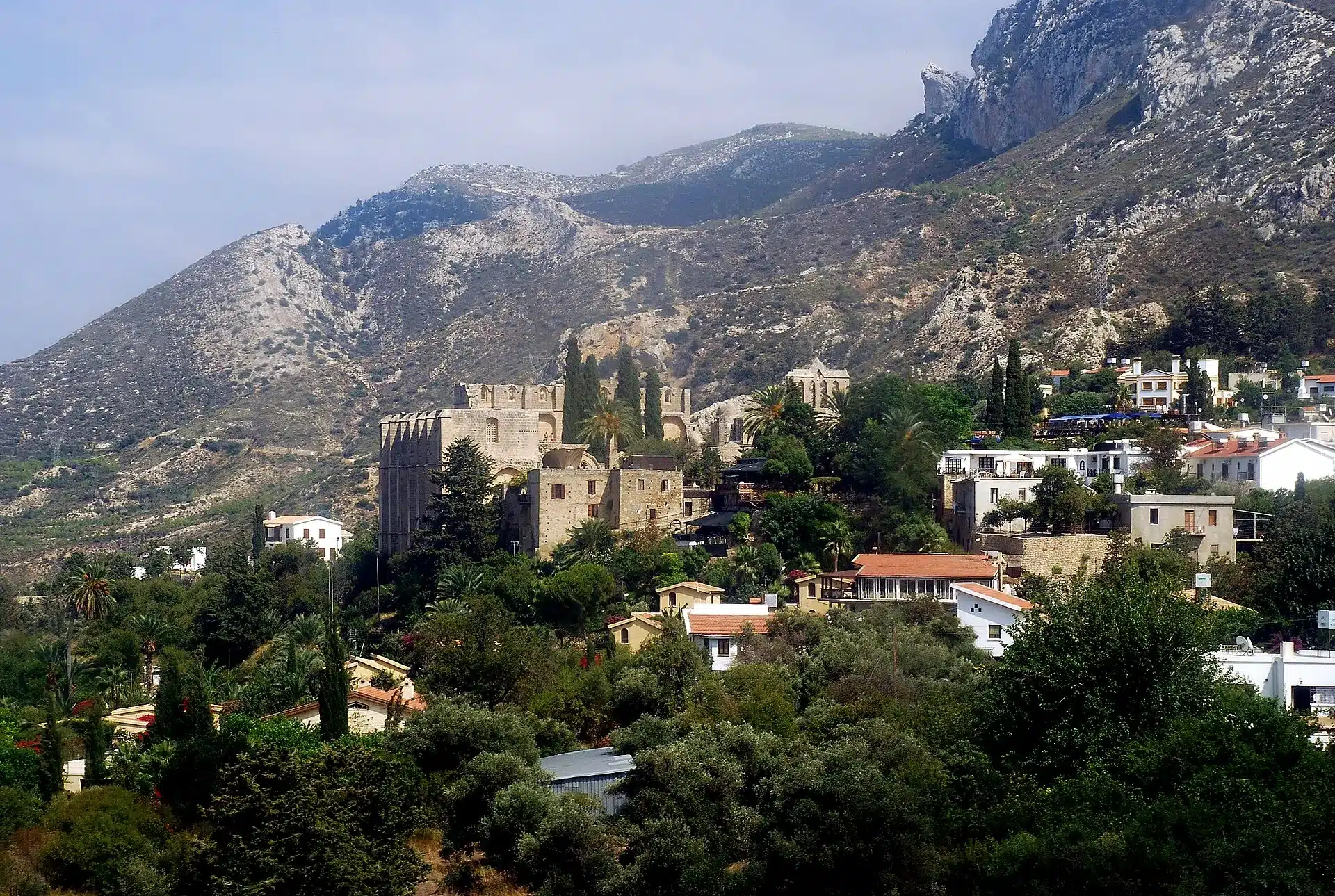 Bellapais bei Kyrenia in Nordzypern mit Abtei und Bergkulisse