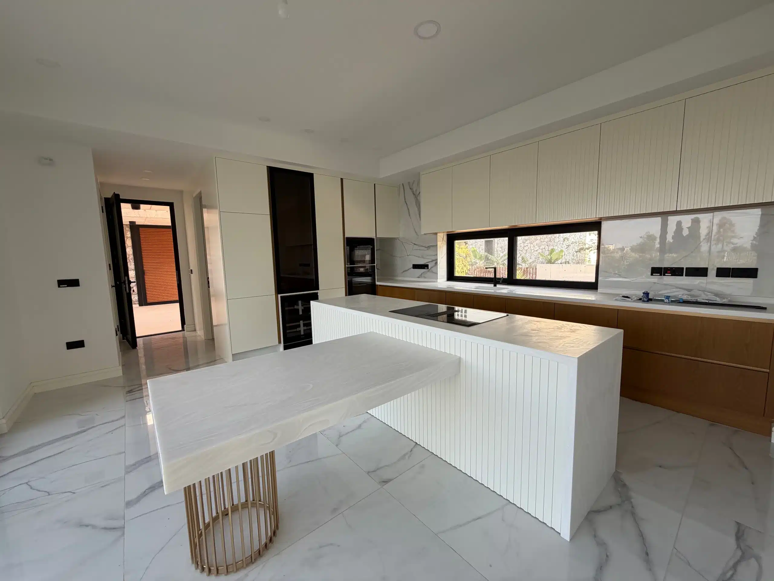 Separate Küche der Luxusvilla in Bellapais mit Miele-Geräten