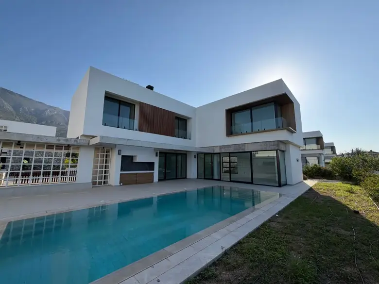 Weiße Kaizen-Villa in Bellapais mit privatem Pool und Garten