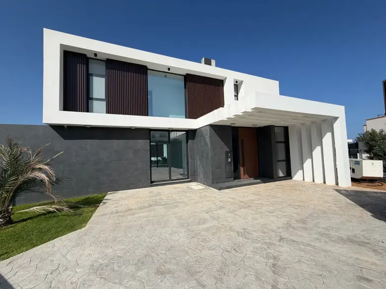 Außenansicht der modernen Villa in Esentepe