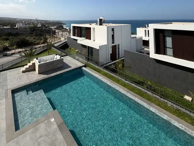 Terrasse der Luxusvilla in Esentepe mit Pool und Meerblick
