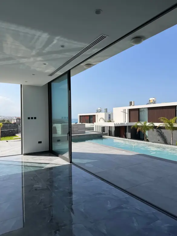 Wohnbereich der Esentepe-Villa mit Fenstern zur Poolterrasse