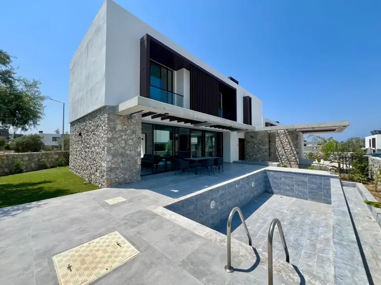 Außenansicht des möblierten Hauses in Ozanköy mit privatem Pool und Terrasse
