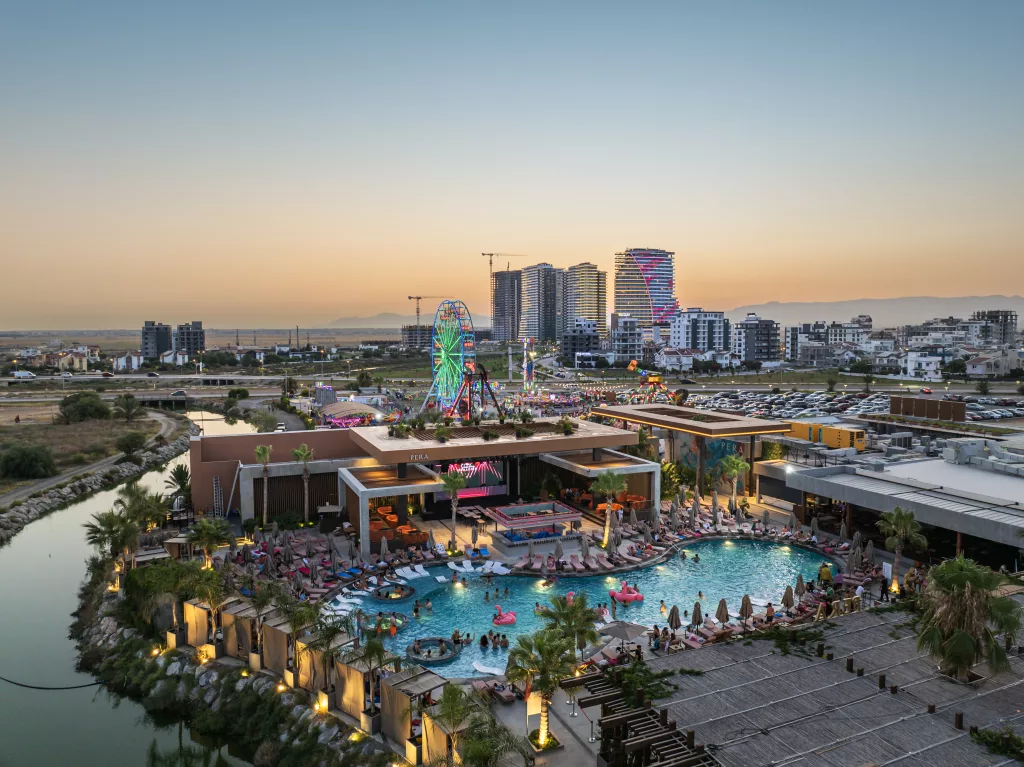 Pool am Long Beach mit Apartmenttürmen im Hintergrund