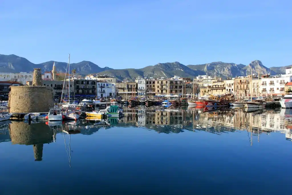 Alter Hafen von Kyrenia mit Booten und Bergen im Hintergrund