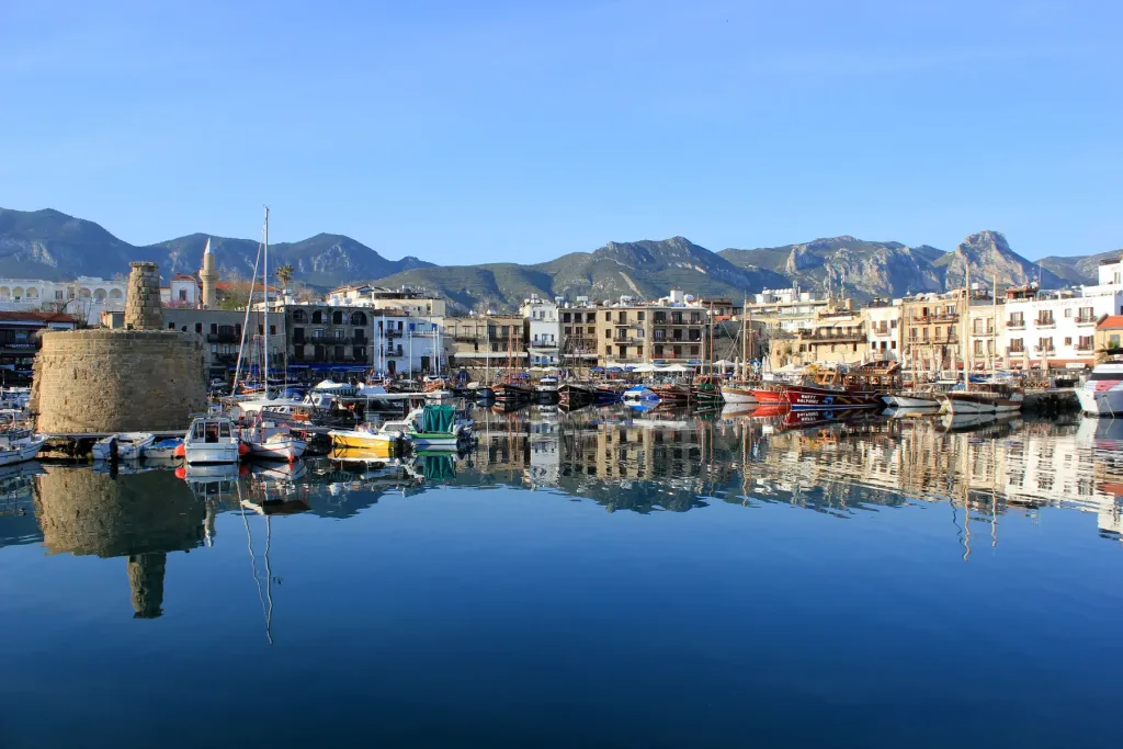 Alter Hafen von Kyrenia mit Booten und Bergen im Hintergrund